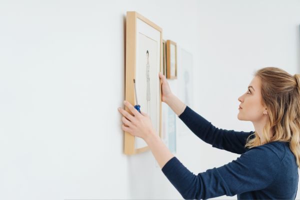 Cost of Picture Hanging Service in Delaware