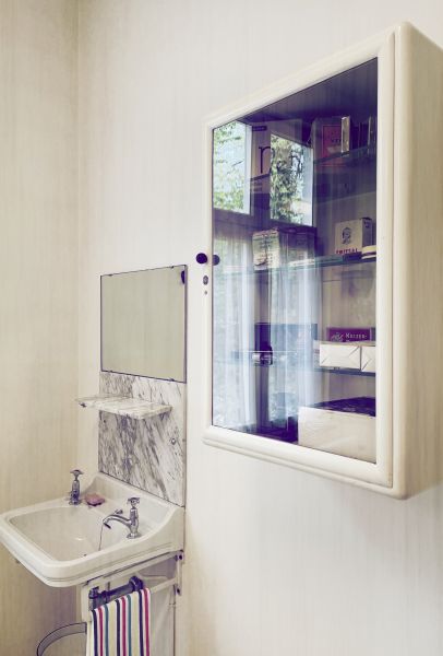 Cost of Medicine Cabinet Installation in Delaware